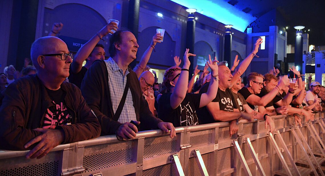 Rat Hole crowd - photo by Ruth Rae