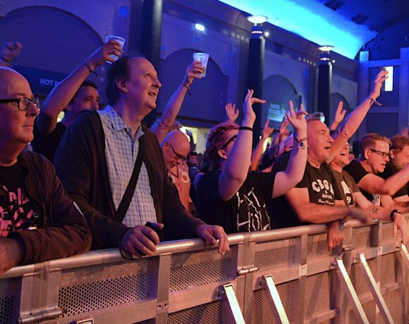 Rat Hole crowd - photo by Ruth Rae