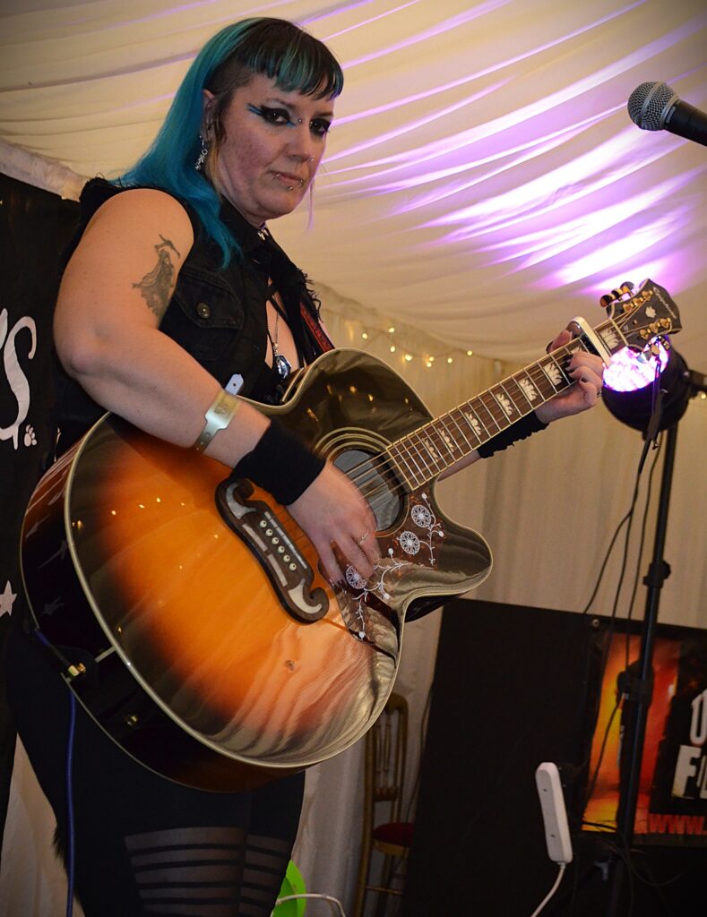 Shell The Alternative Folkie entertains the Den