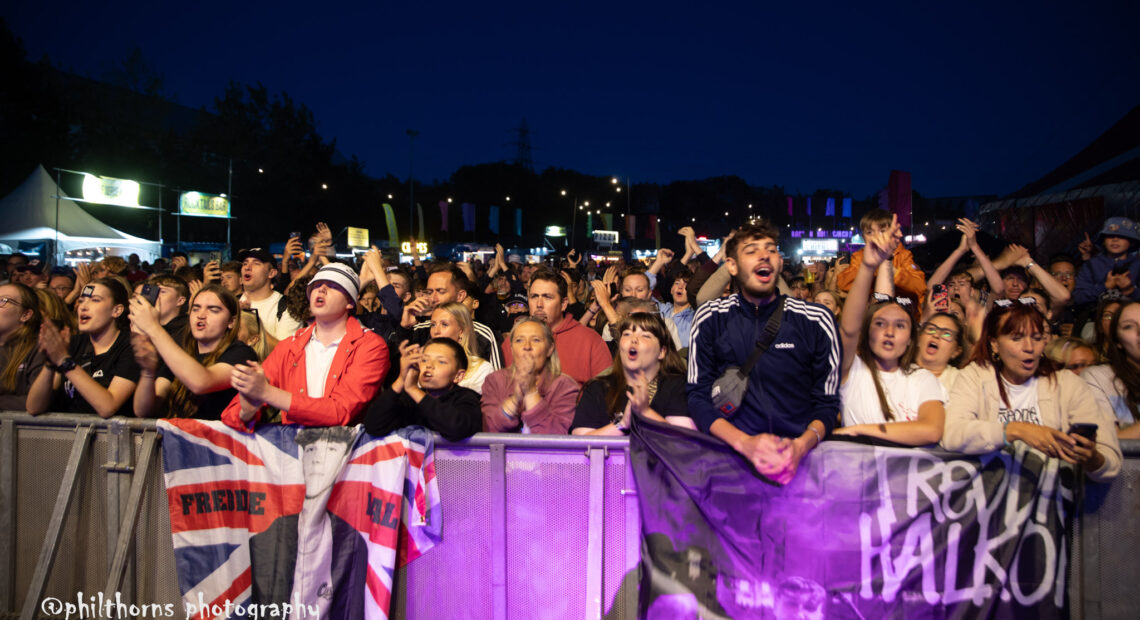 R N R Circus dy 4 crowd