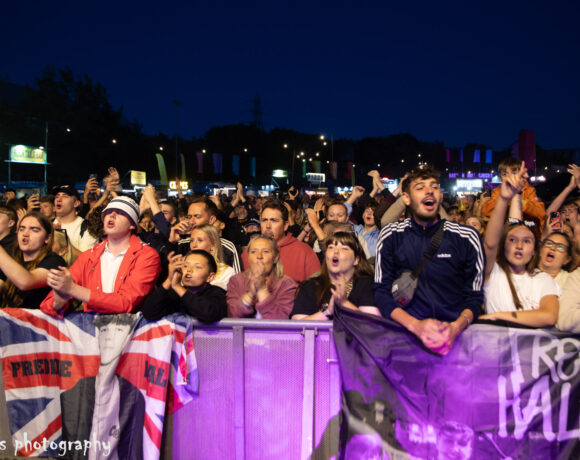 R N R Circus dy 4 crowd