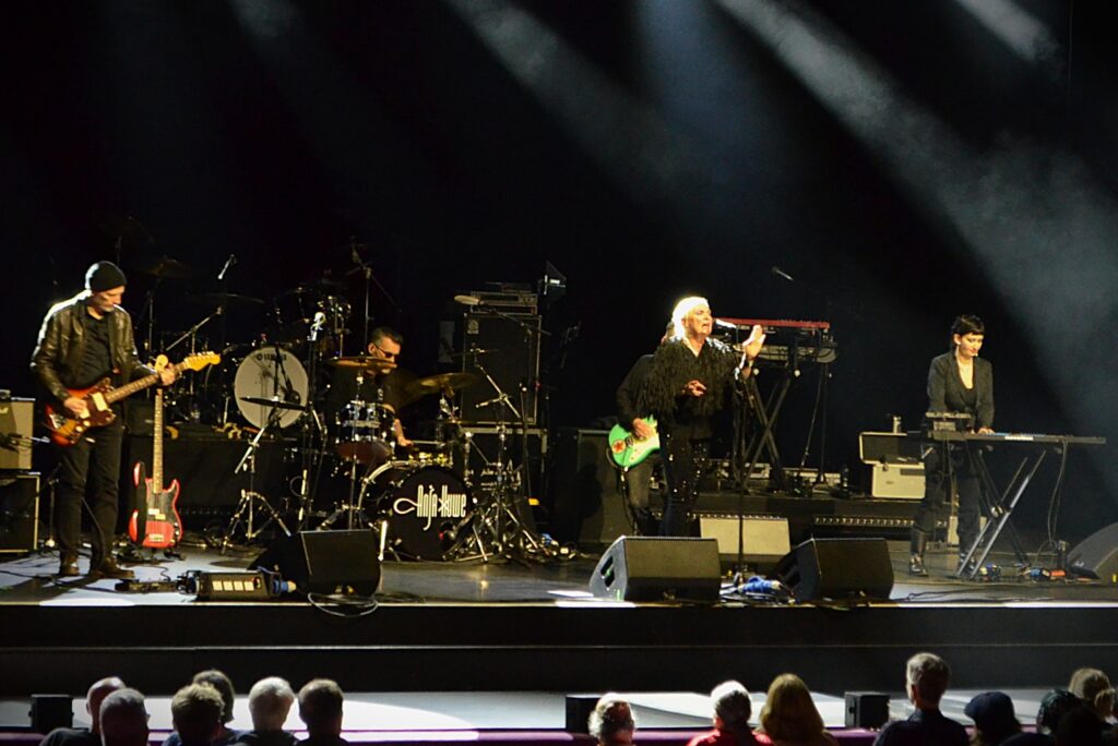 Anja Huwe & band - photo by Ruth Rae