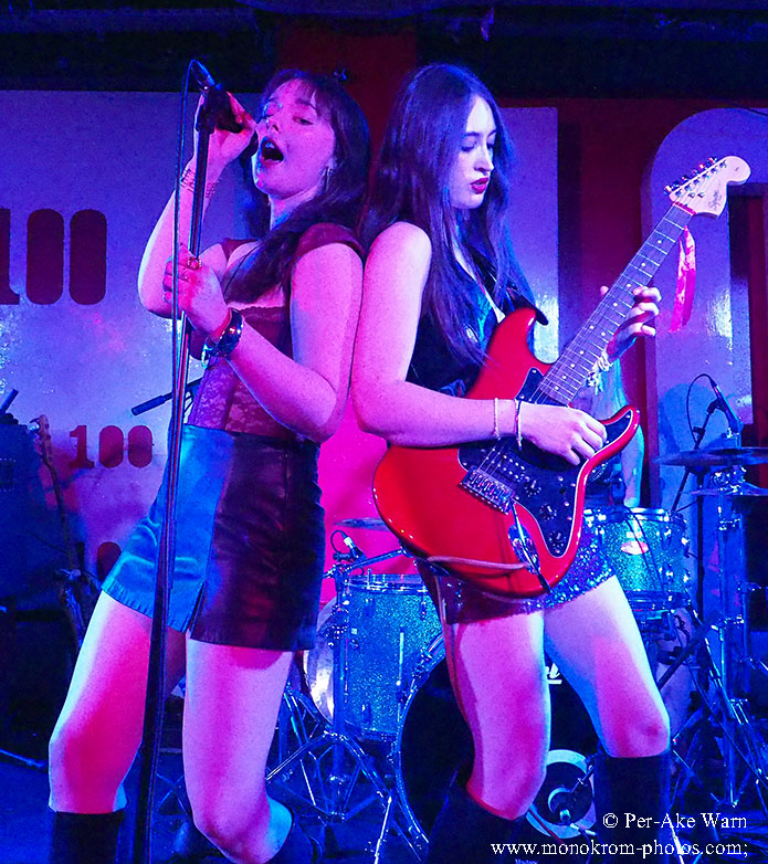 Pareidolls - Georgia & Tabitha - 100 Club Nov 2025 - photo © Per-Åke Wärn