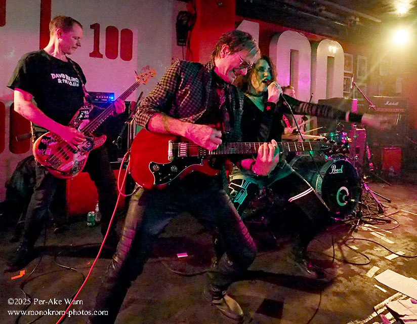 XGENERATIONX - Michael, Steve & Elizabeth -100 Club Nov 2025 - photo © Per-Åke Wärn