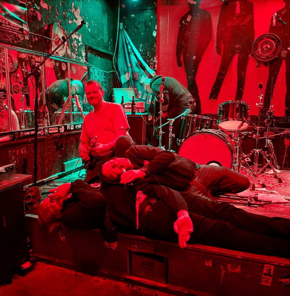 Claus Luer - Knochenfabrik and 2 drunk fans - photo by Florian Reith