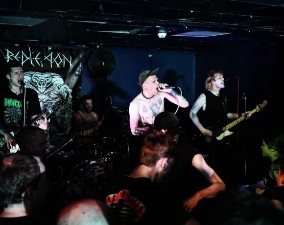 Tape it Shut - Skinhawk - photo © Ian Ladlow