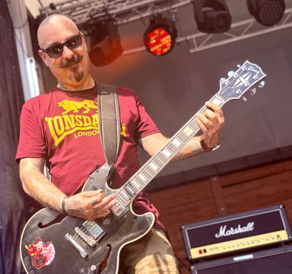 Loaded - Pat - Guitar - photo © Florian Reith