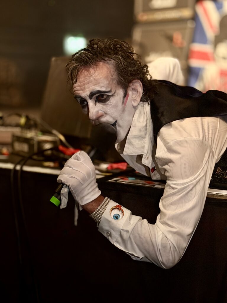 The Adicts - Monkey (close) - photo © Florian Reith